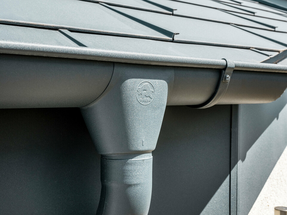 Maison individuelle à Newel-Besslich avec tuiles PREFA R.16 et système de drainage de toiture PREFA en anthracite
