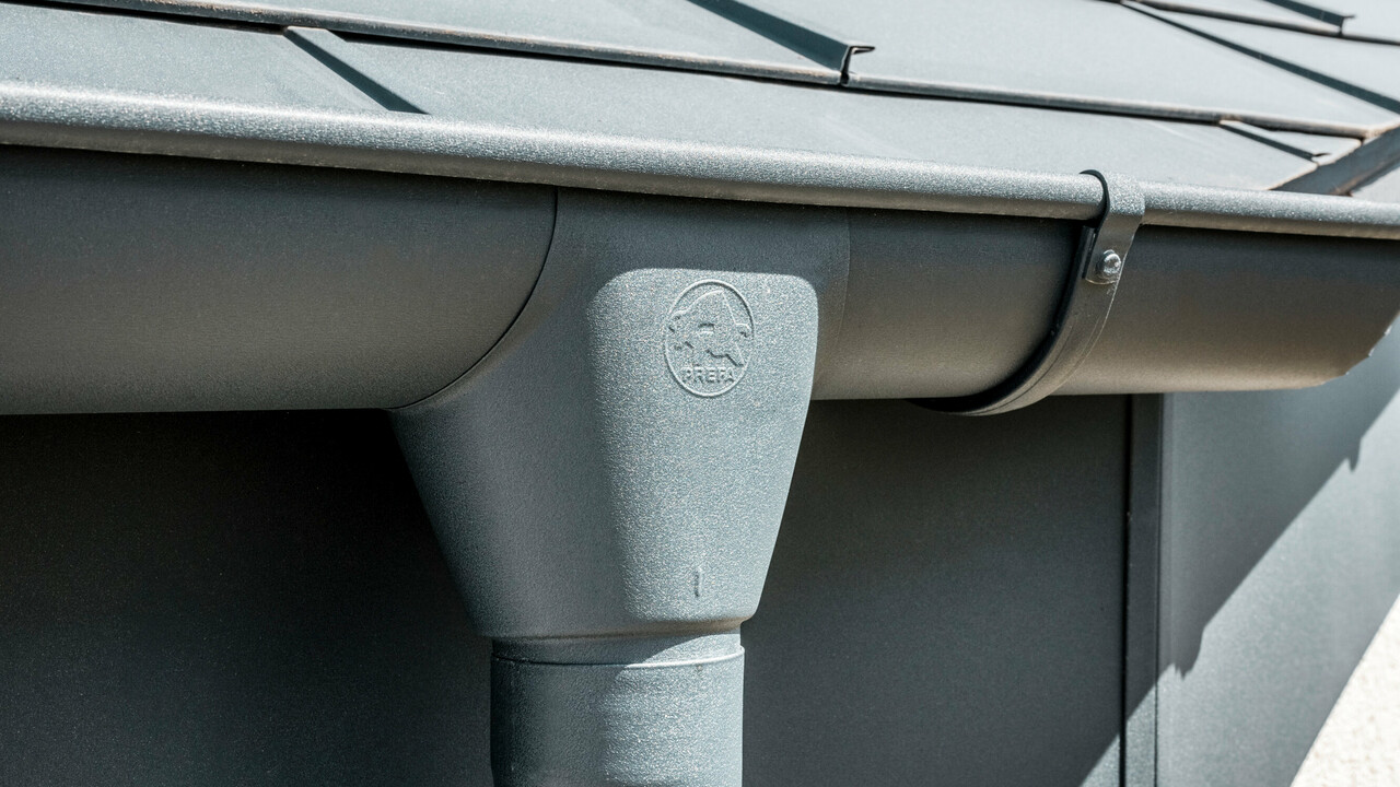 Maison individuelle à Newel-Besslich avec tuiles PREFA R.16 et système de drainage de toiture PREFA en anthracite