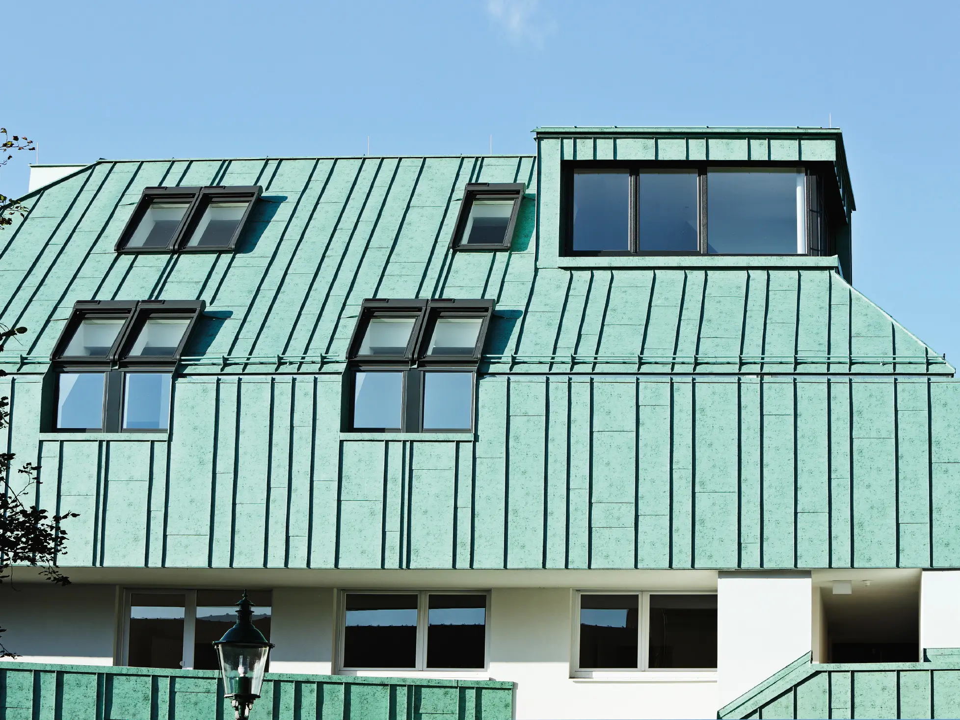 Conception de toit et de façade avec PREFALZ couleur vert-de-gris de PREFA, avec différentes largeurs de bac