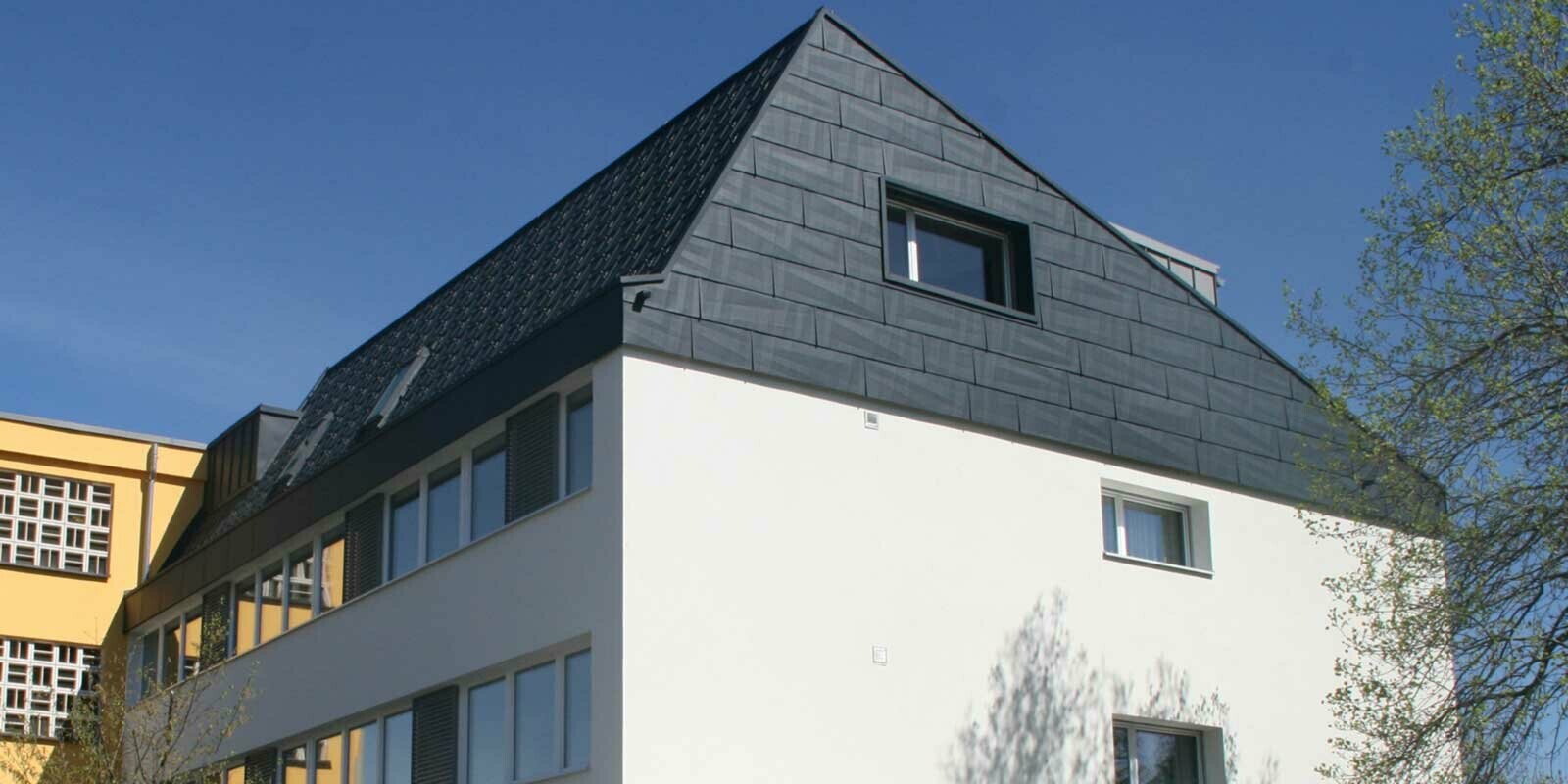 Rénovation de toiture à l’aide de panneaux de toit FX.12 PREFA couleur P.10 anthracite
