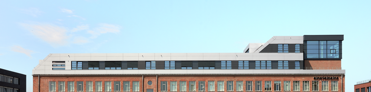 Sur le visuel on peut voir le bâtiment einsteineins du Wissenschaftspark de Kiel. Le dernier étage est moderne grâce aux panneaux composites en aluminium Prefabond dans les teintes argent métallisé et anthracite.