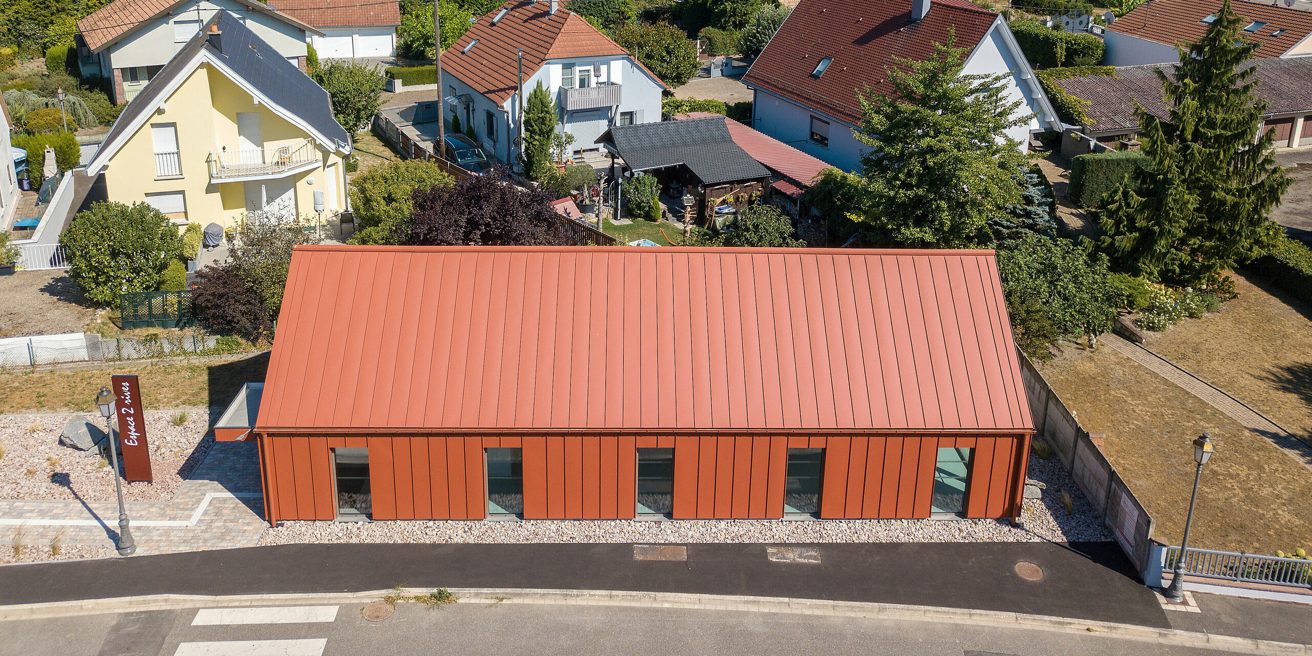 Système de toiture et de façade PREFALZ en rouge tuile P.10 sur le presbytère de Chalampé