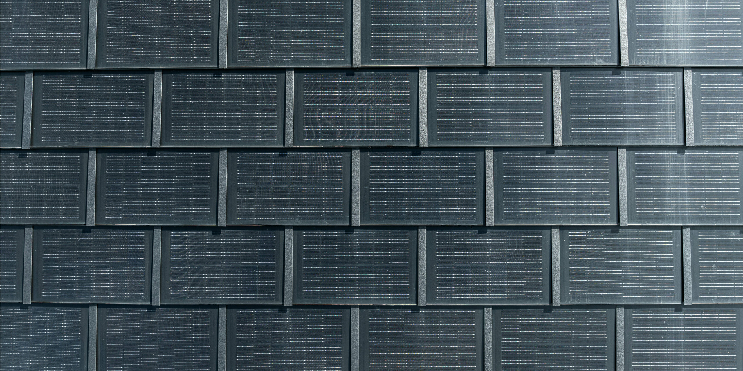 Les panneaux solaires de toiture PREFA avec modules photovoltaïques intégrés en détail. Cette solution innovante allie une conception de toit esthétique à une production d'énergie durable. Les panneaux de toiture en aluminium durables, légers et résistants aux intempéries offrent une efficacité maximale avec une intervention minimale dans l'architecture. Parfait pour les bâtiments modernes et classés qui accordent de l'importance aux technologies respectueuses de l'environnement.