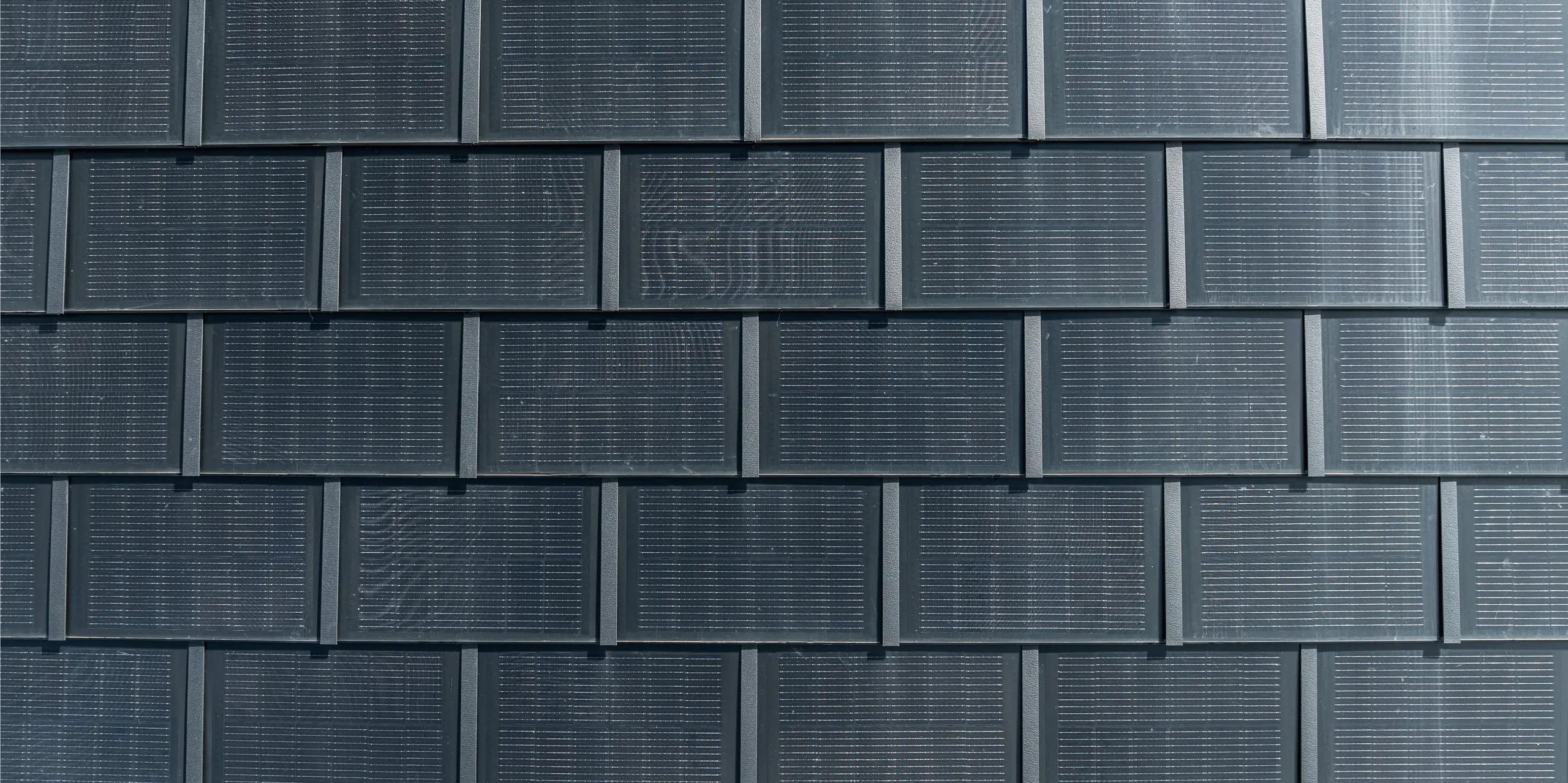 Les panneaux solaires de toiture PREFA avec modules photovoltaïques intégrés en détail. Cette solution innovante allie une conception de toit esthétique à une production d'énergie durable. Les panneaux de toiture en aluminium durables, légers et résistants aux intempéries offrent une efficacité maximale avec une intervention minimale dans l'architecture. Parfait pour les bâtiments modernes et classés qui accordent de l'importance aux technologies respectueuses de l'environnement.