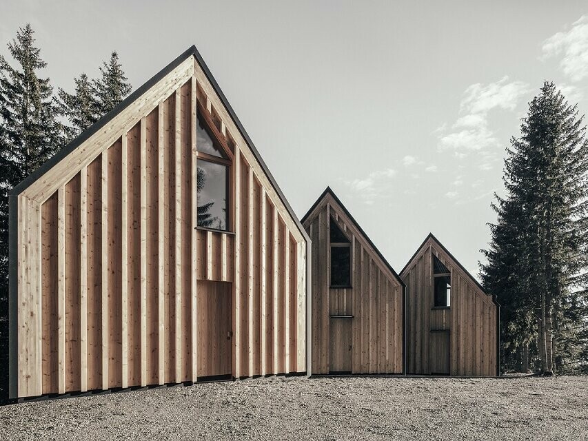 Photo des trois chalets depuis le côté nord.