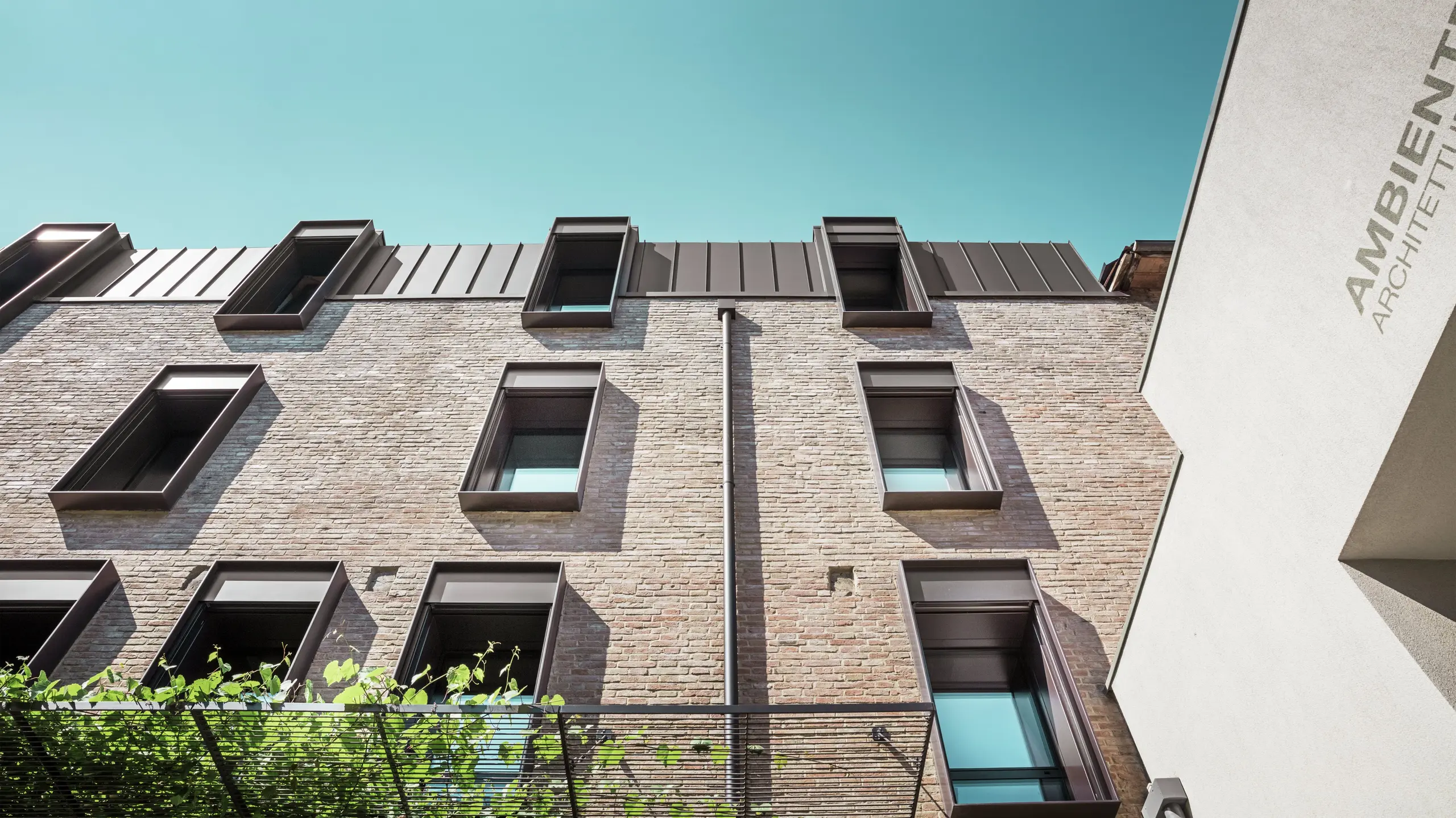 Maison traditionnelle en briques en Italie avec toiture durable en aluminium PREFALZ de couleur P.10 brun noisette – combinaison harmonieuse entre architecture méditerranéenne et solution de toiture moderne.