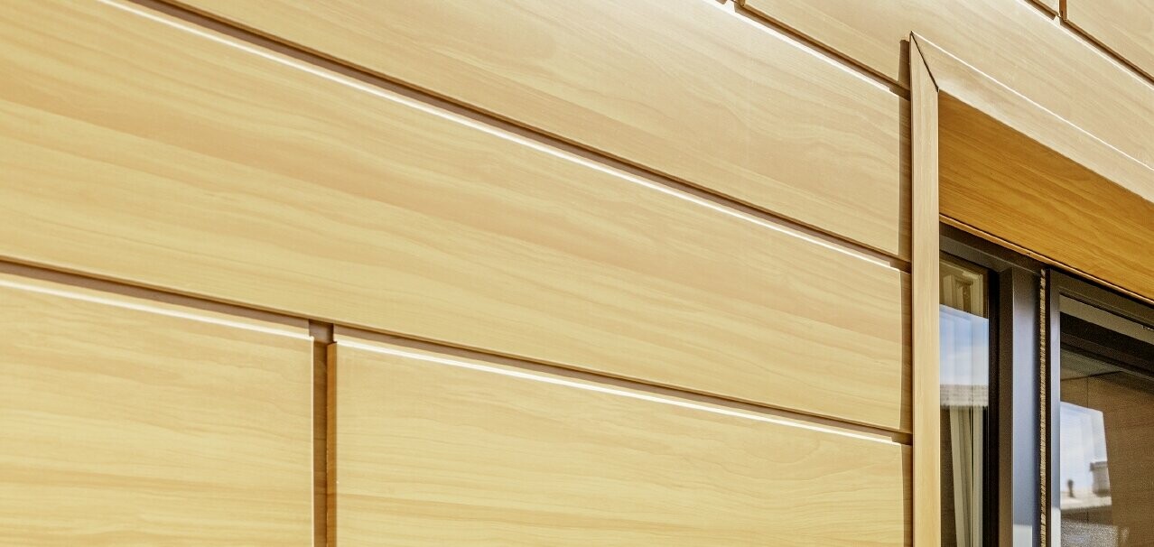 Vue détaillée d’un encadrement de fenêtre réalisé avec les Sidings PREFA imitation bois de l’établissement Guthof Lutz, à Schattwald.