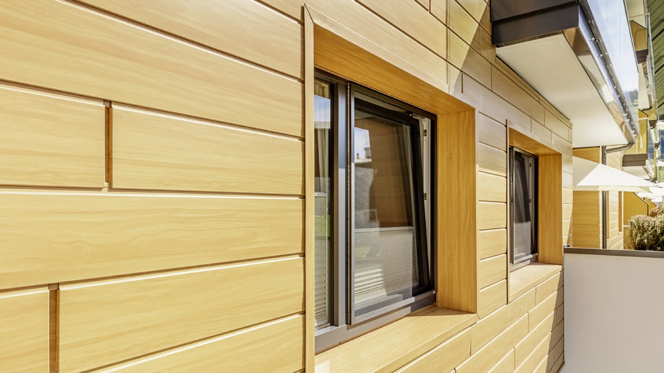 Detaillierte Aufnahme einer Fenstereinfassung mit den PREFA Sidings in Holzoptik am Guthof Lutz in Schattwald.