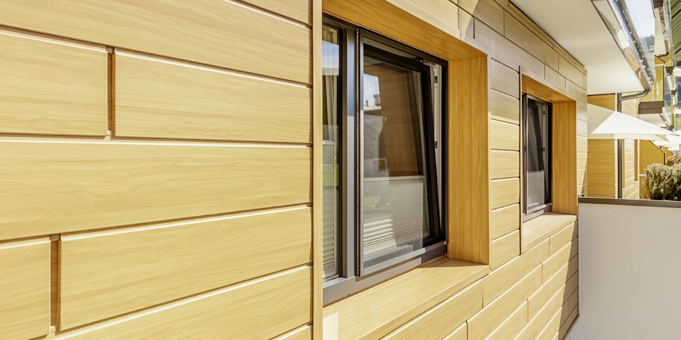 Detaillierte Aufnahme einer Fenstereinfassung mit den PREFA Sidings in Holzoptik am Guthof Lutz in Schattwald.
