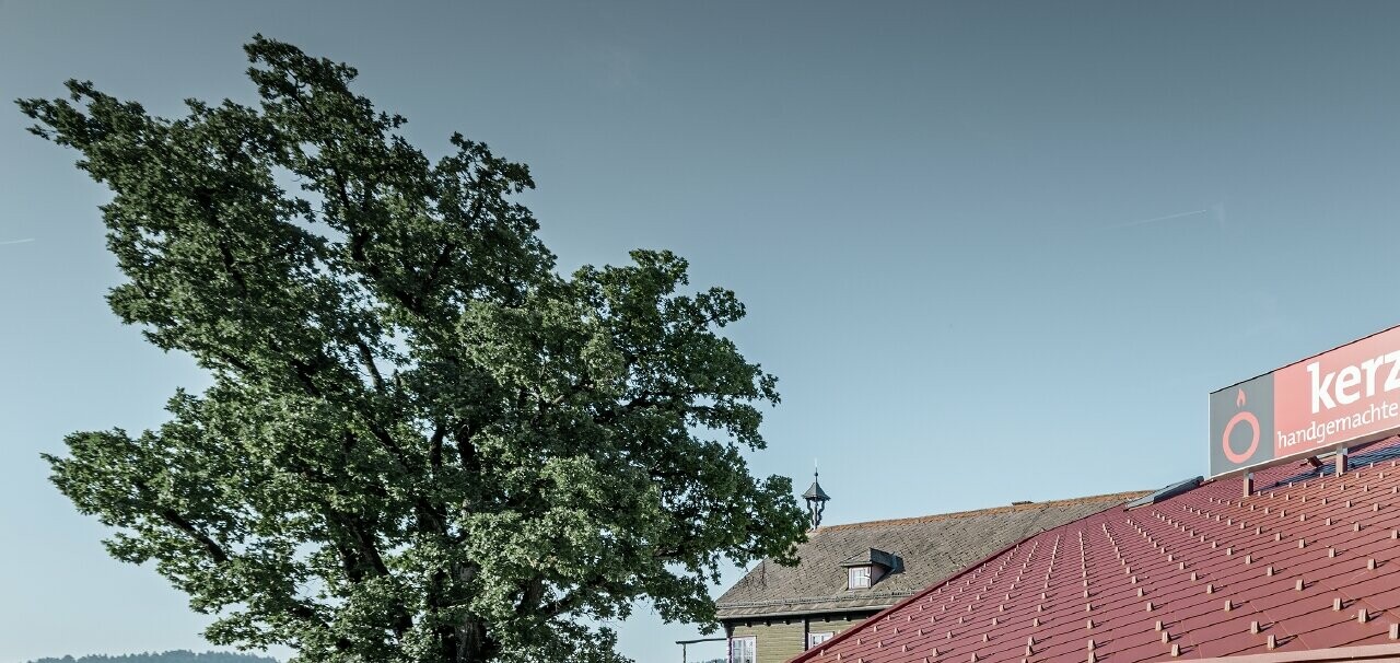 Le Kerzenwelt de Schlägl a été entièrement habillé de losanges PREFA. La couverture de toit et l’habillage de façade ont été réalisés avec le losange 44 × 44 couleur rouge oxyde.