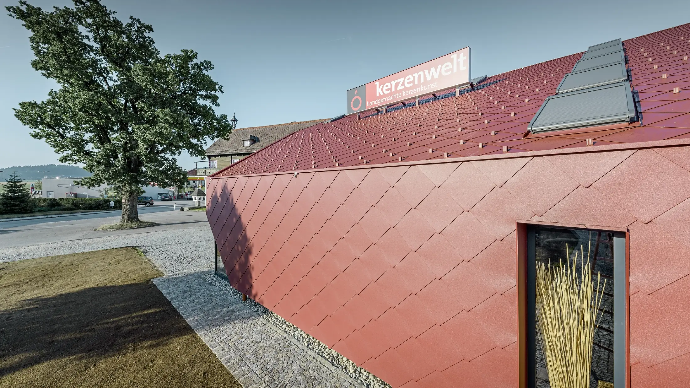Le Kerzenwelt de Schlägl a été entièrement habillé de losanges PREFA. La couverture de toit et l’habillage de façade ont été réalisés avec le losange 44 × 44 couleur rouge oxyde.
