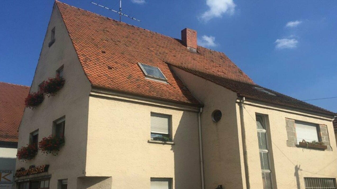 Haus vor der Dachsanierung mit der PREFA Dachplatte