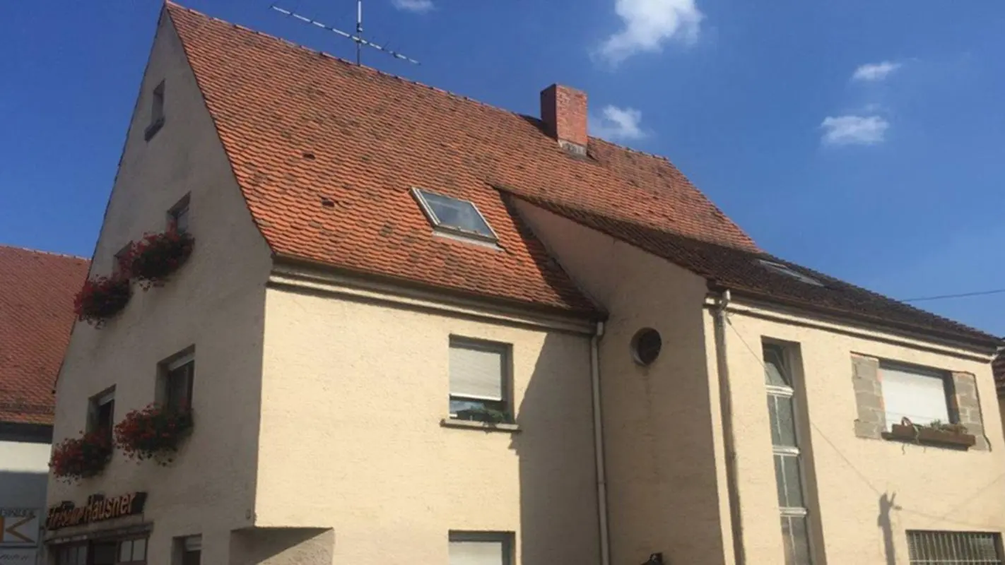 Maison avant la rénovation de toiture à l’aide de tuiles PREFA