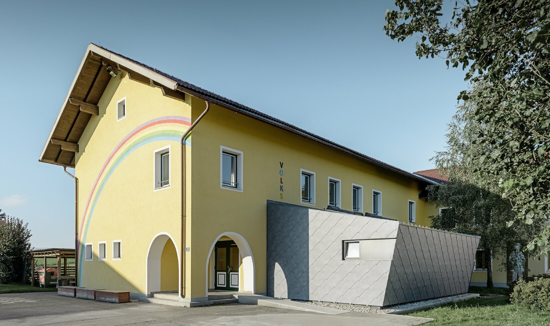 Zubau einer Volksschule eingedeckt mit der Dach- und Wandraute aus Aluminium von PREFA in steingrau