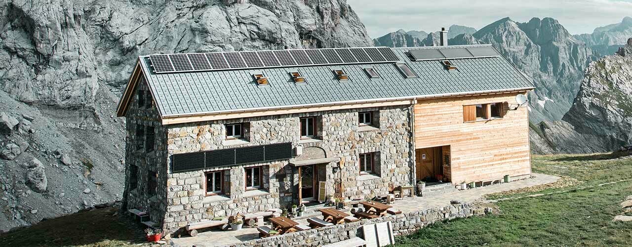 Situé en Suisse à plus de 2 000 mètres d’altitude, le refuge Claridenhütte a été couvert de tuiles PREFA couleur P.10 gris pierre