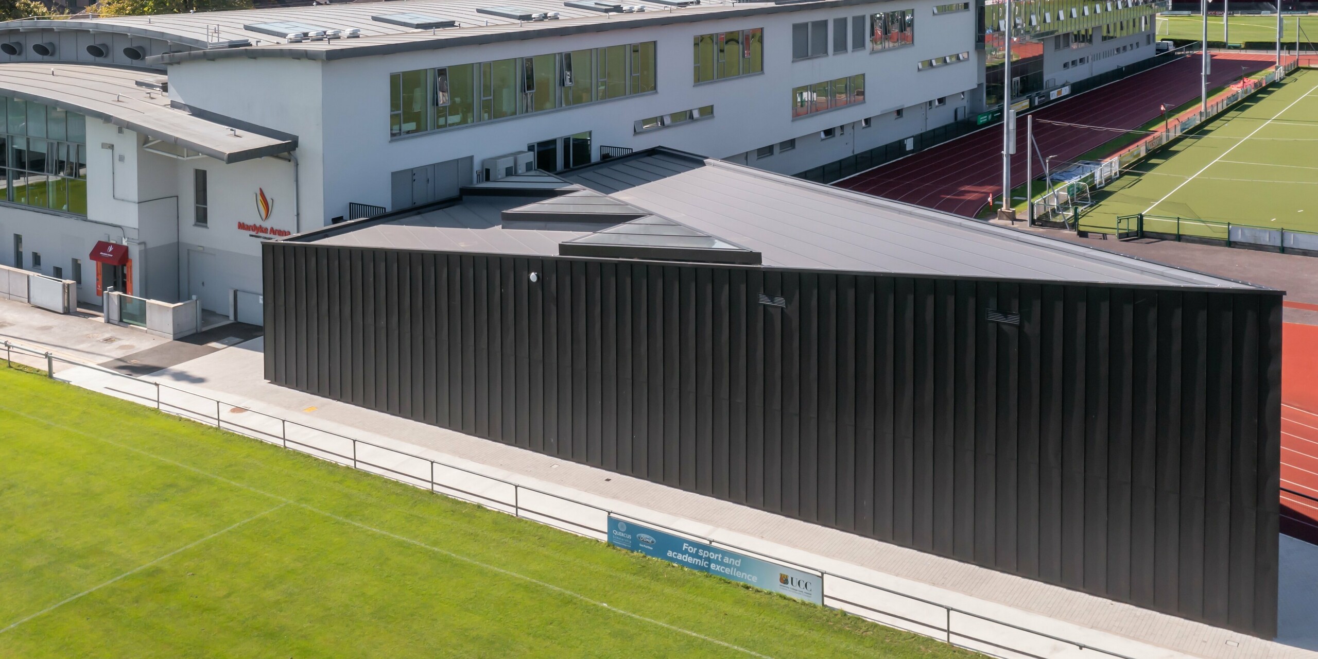 Vogelperspektive auf die Mardyke Arena am University College Cork mit einer Gebäudehülle aus PREFALZ P.10 Anthrazit