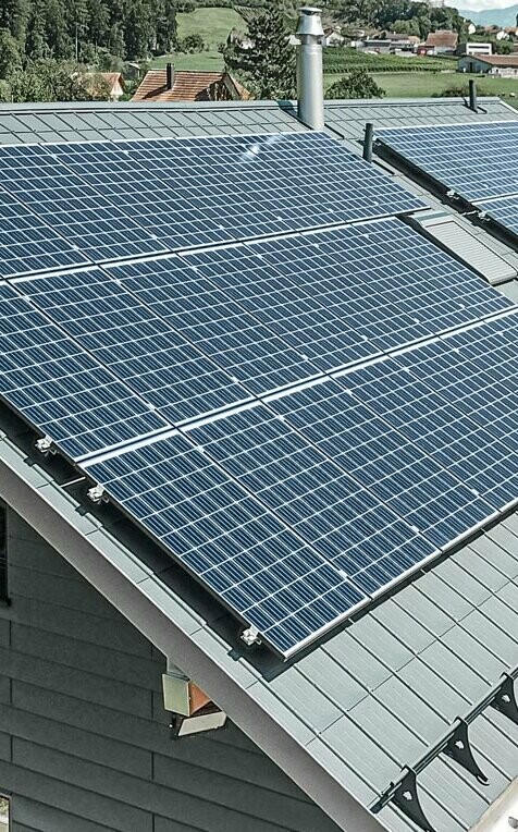 PREFA Dachplatte in der Farbe anthrazit mit einer montierten Photovoltaik-Anlage als Aufdach-Lösung.