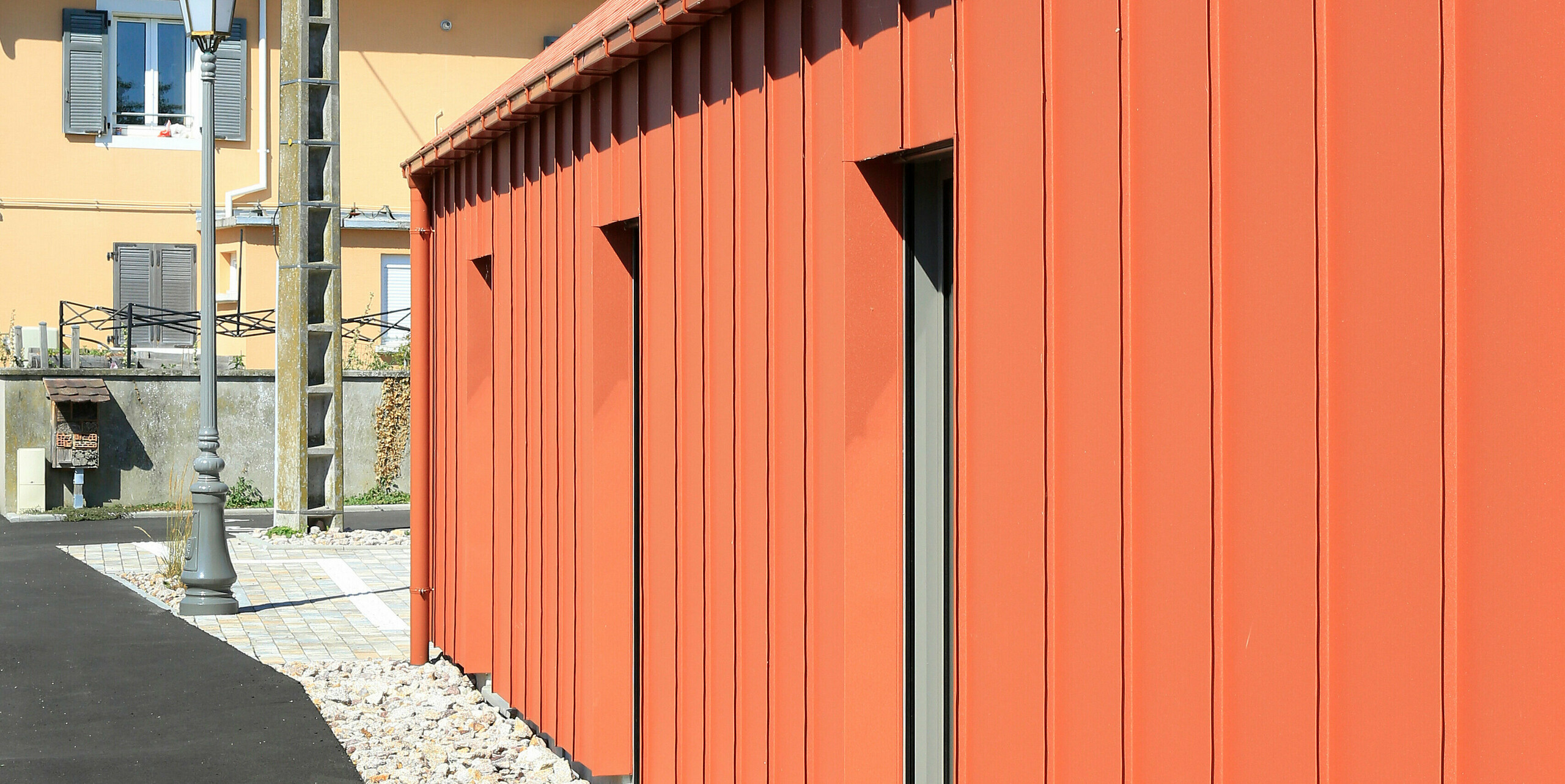 Système de toiture et de façade PREFALZ en rouge tuile P.10 sur le presbytère de Chalampé