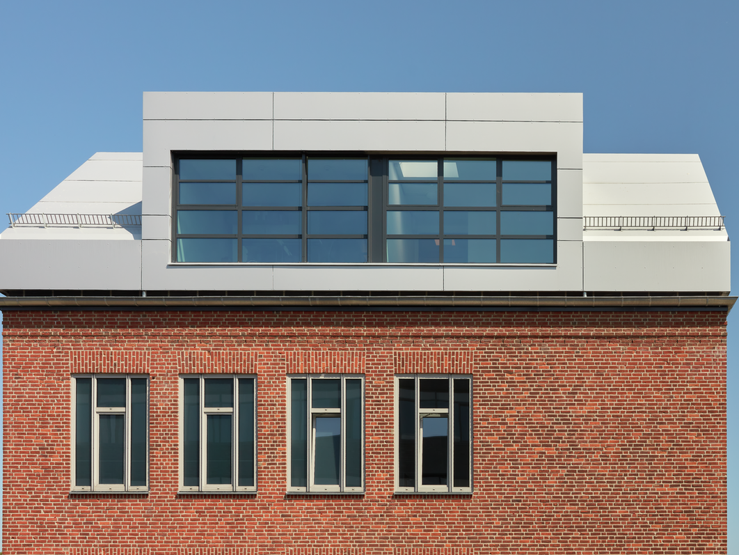 Sur la photo on peut voir les panneaux composites en aluminium Prefabond dans les teintes argent métallisé et anthracite. Ils ont été utilisé sur le dernier étage du bâtiment einsteineins du Wissenschaftspark à Kiel.