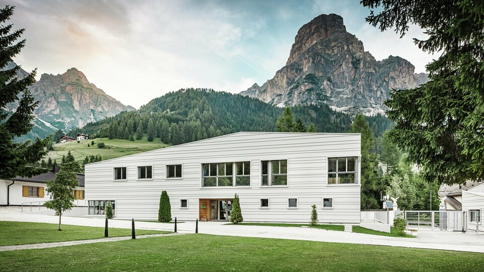 Moderne Militärarchitektur trifft auf alpine Umgebung: Vor majestätischem Bergpanorama liegt die Kaserne „Tempesti“ eingebettet in die Südtiroler Landschaft. Die helle PREFALZ-Fassade in P.10 Prefaweiß sorgt für klare Linien. Die helle Aluminiumfassade reflektiert Sonnenlicht und verbessert das Mikroklima.