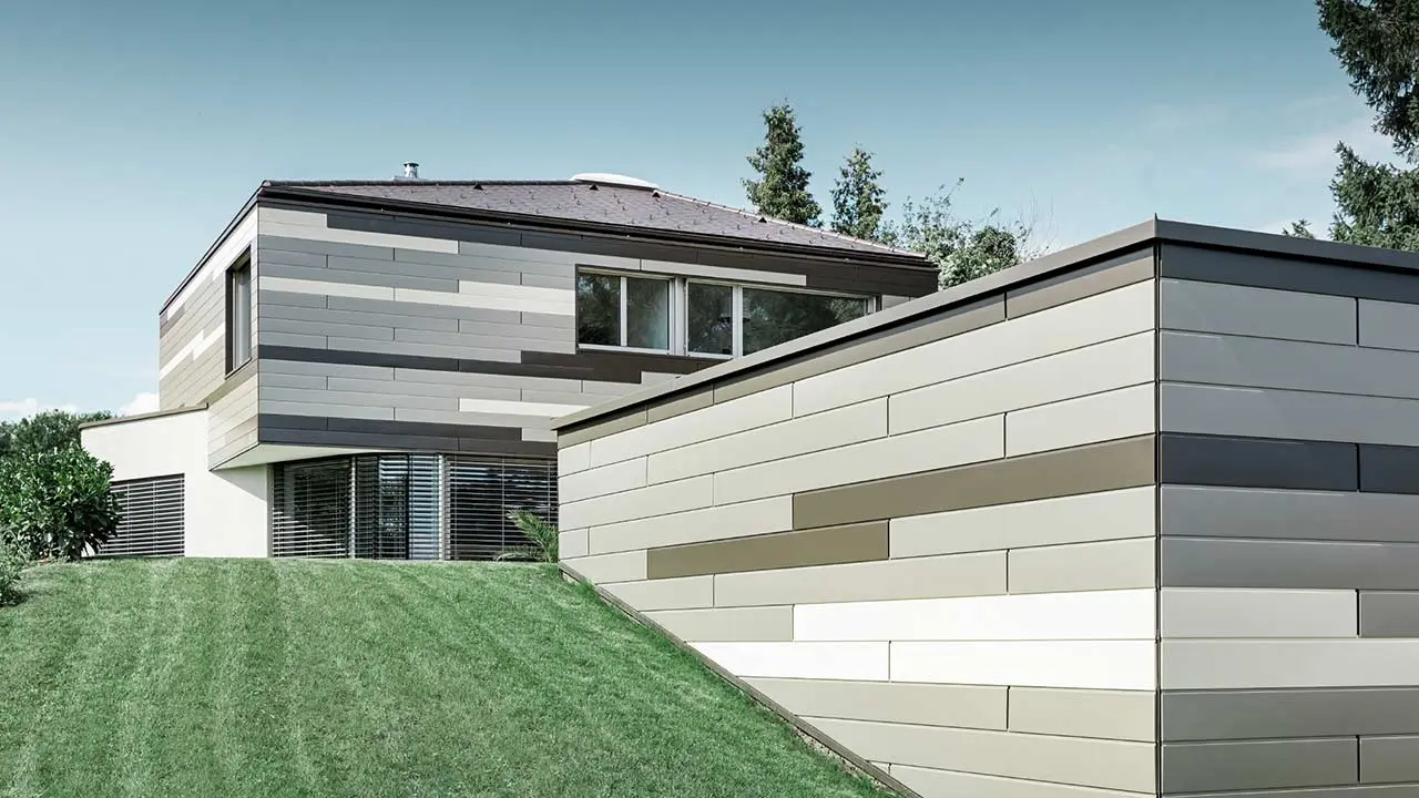Moderne Fassadenbekleidung mit PREFA Sidings in drei Farben