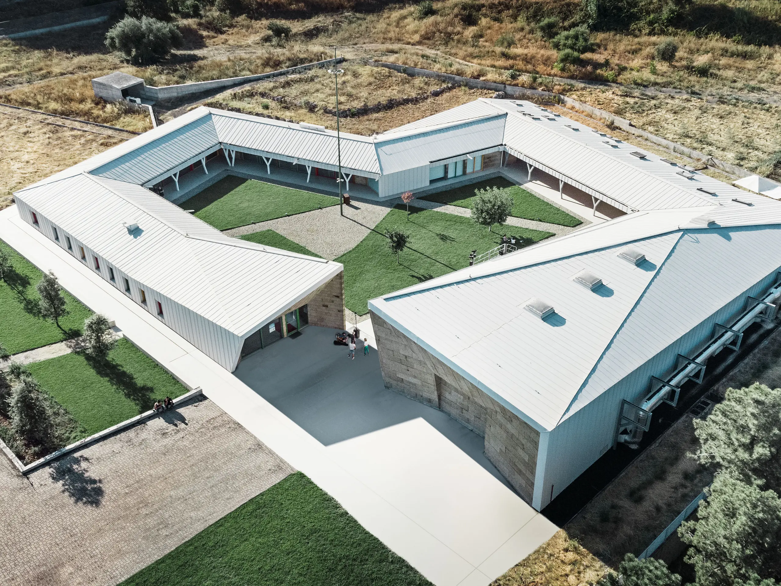 La photo monte les bâtiments WonderLAD en Catane, Sicile, via une vue aérienne. Le bâtiment a été recouvert avec du Prefalz, dans la teinte P.10 blanc PREFA