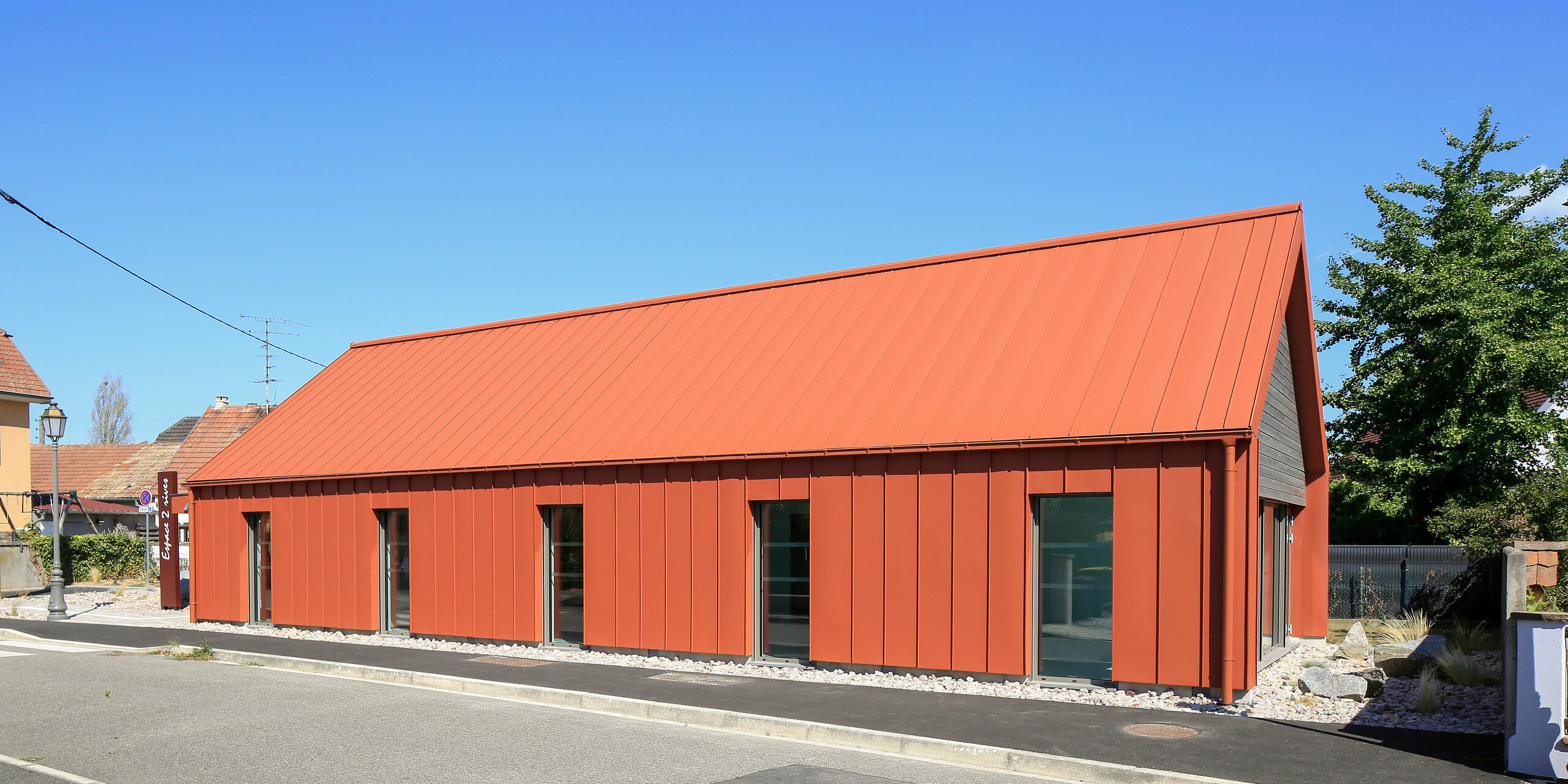 Système de toiture et de façade PREFALZ en rouge tuile P.10 sur le presbytère de Chalampé