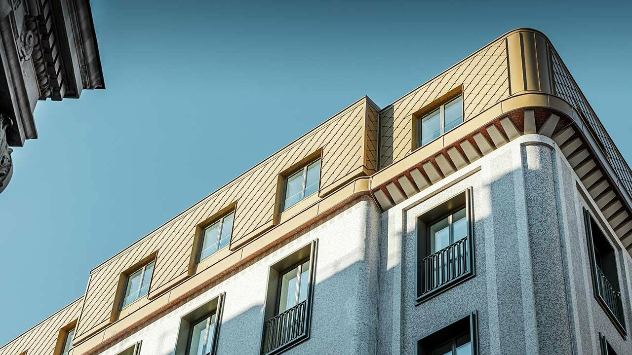 Aménagement des combles du bâtiment Korb Etagen à Vienne. La structure a été recouverte de losanges de façade 29 × 29 PREFA couleur or nacré.