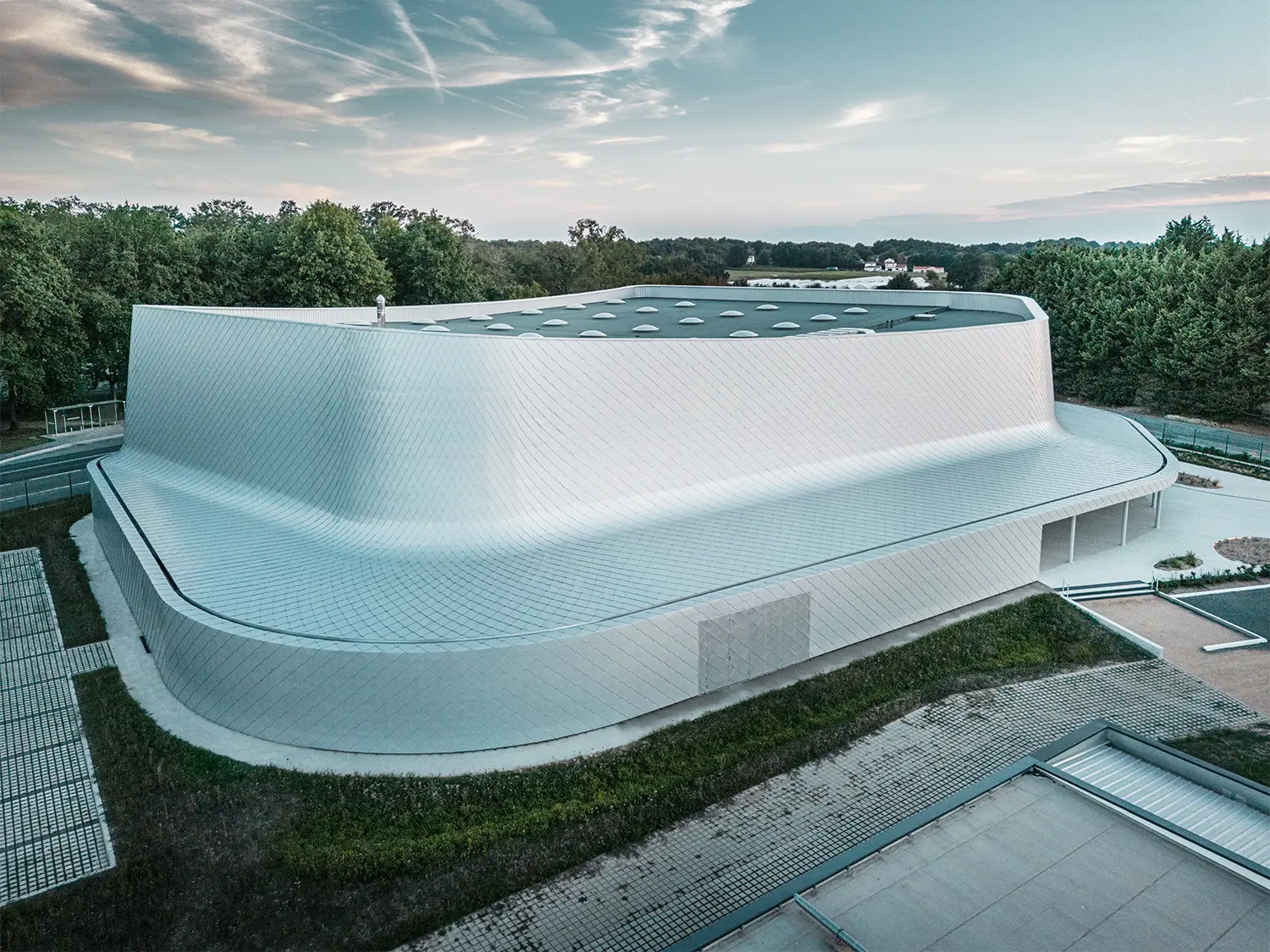 Prise de vue depuis le ciel du bâtiment avec son environnement et un aperçu de la couverture.
