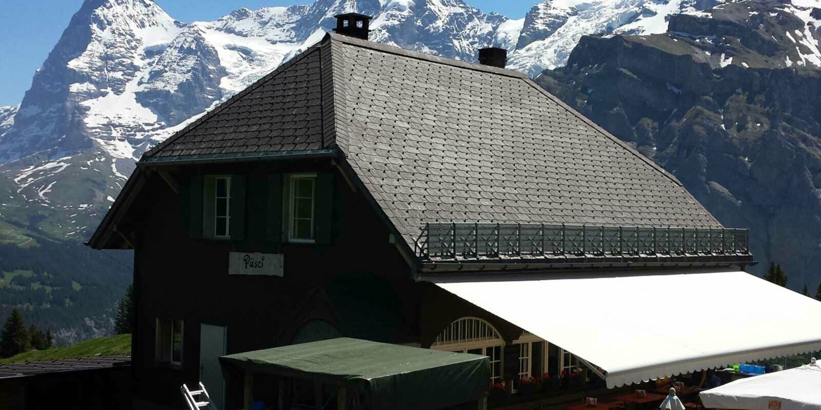 Avant la rénovation de la toiture à deux pans en croupe d’un refuge de montagne à l’aide de bardeaux de toiture PREFA et d’arrêts de neige