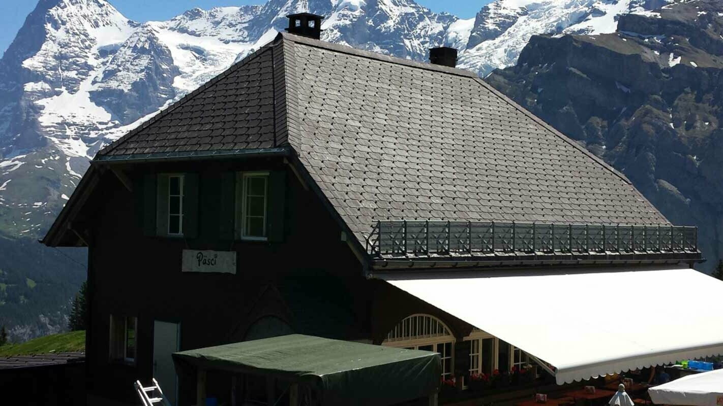 Vor der Dachsanierung des Krüppelwalmdaches einer Berghütte mit der PREFA Dachschindel und Schneestoppern