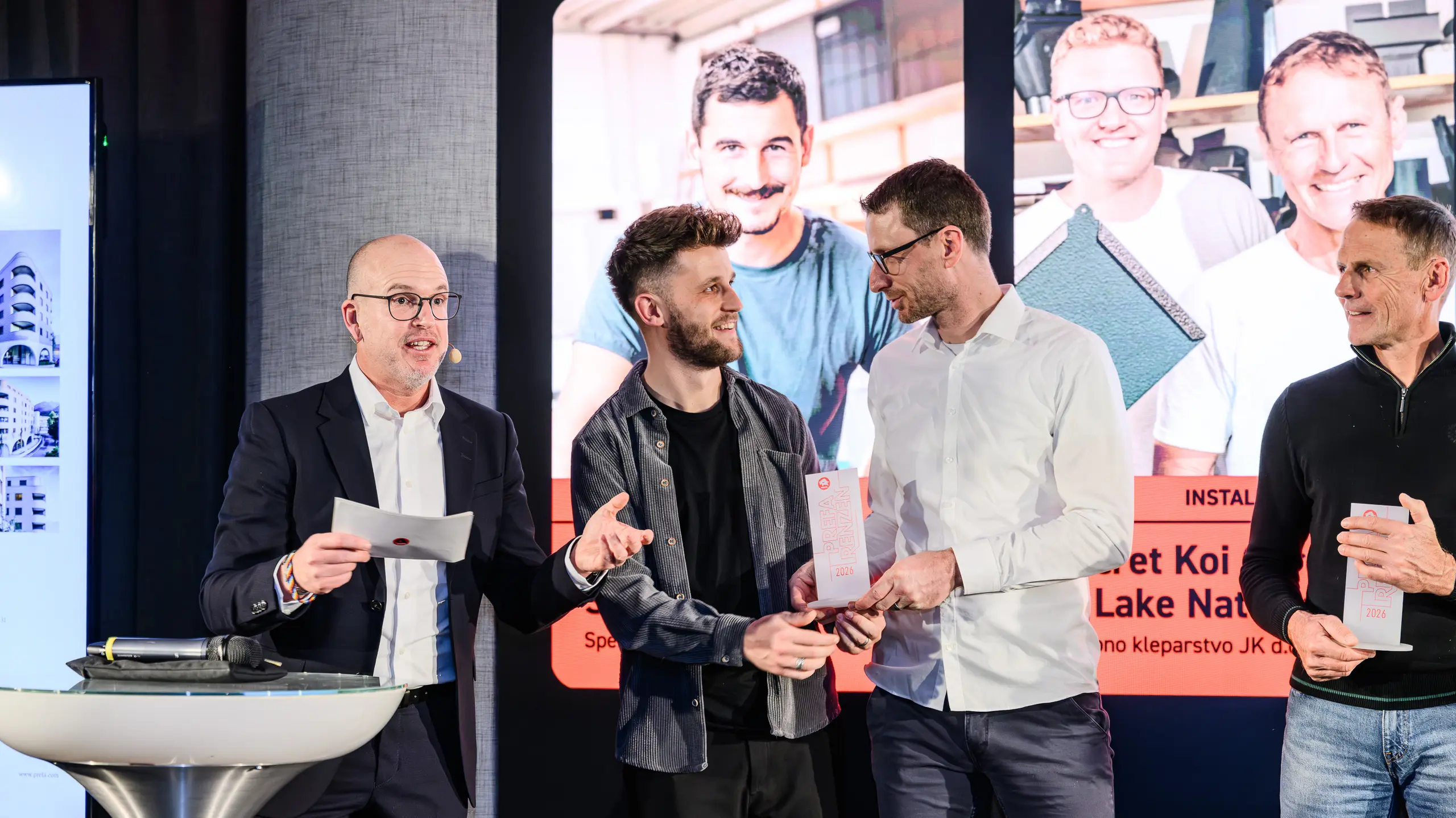 Un moment mémorable de la présentation PREFARENZEN 2026 au k47.wien : les lauréats ont été récompensés pour leurs projets créatifs et techniquement impressionnants, réalisés avec les produits en aluminium PREFA. Ce prix symbolise l’innovation, le savoir-faire et l’excellence architecturale. Cet événement illustre comment PREFA inspire et fait reconnaître le travail de tous ceux qui s’efforcent de repousser les limites de l’architecture avec passion, qualité et design.