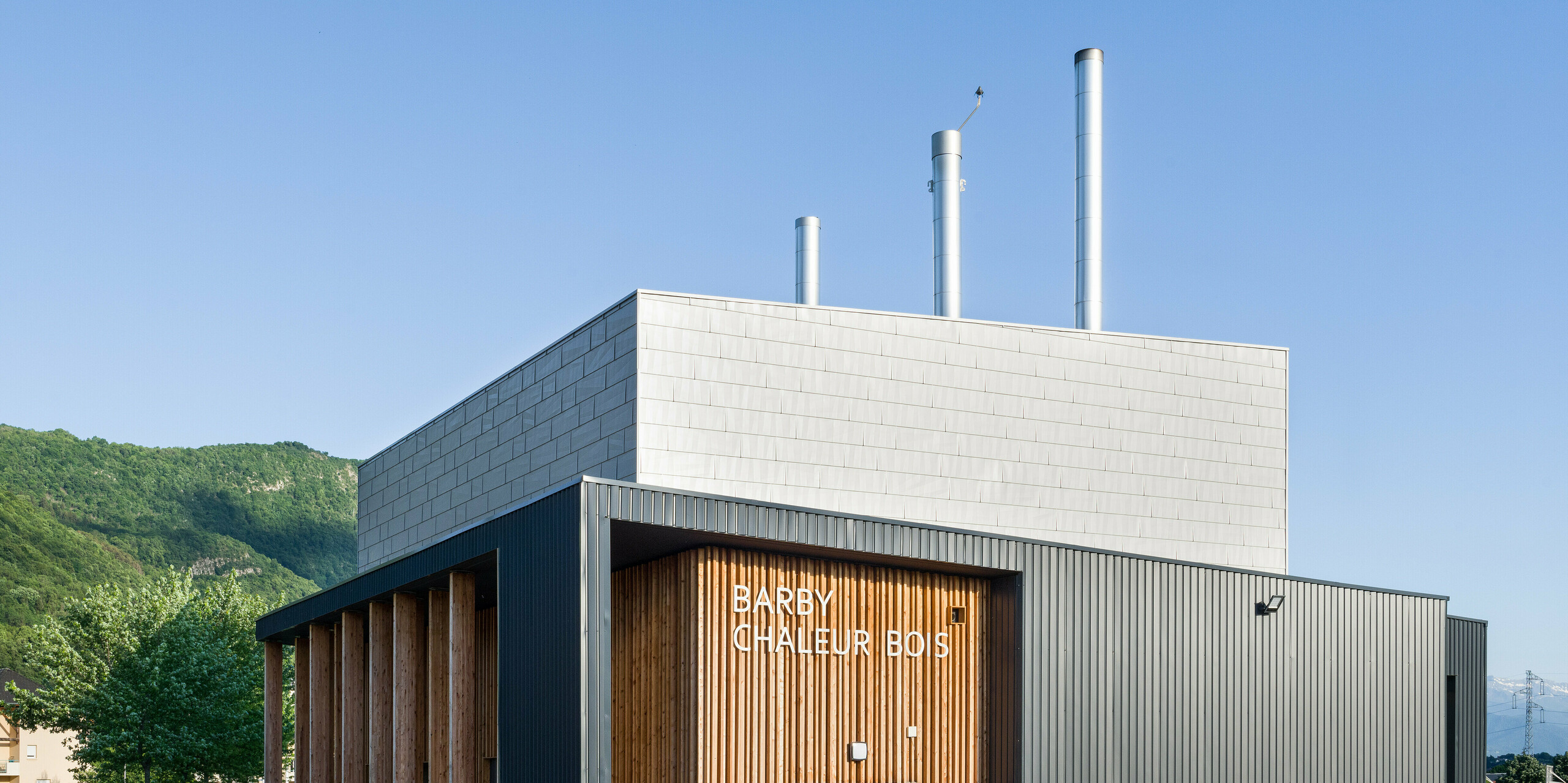 La partie supérieure de la Chaufferie de Barby a été revêtue du panneau de façade PREFA FX.12 en argent métallisé.