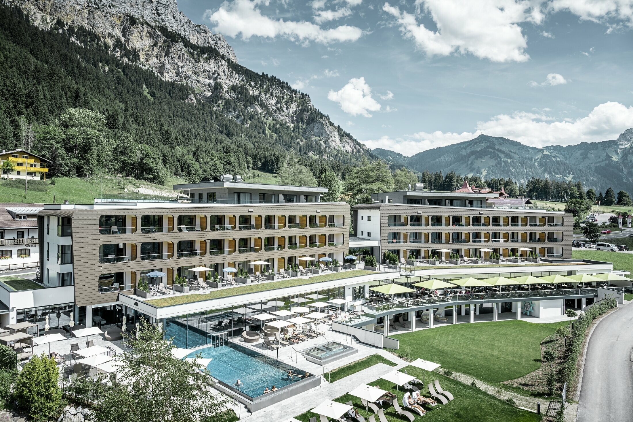 Die Innenanlage des Hotels am Haldensee ist mit Aluminium Verbundplatten, Wandschindeln, Prefalz und Siding.X verkleidet, das Bidl wurde bei Sonnenschein aufgenommen