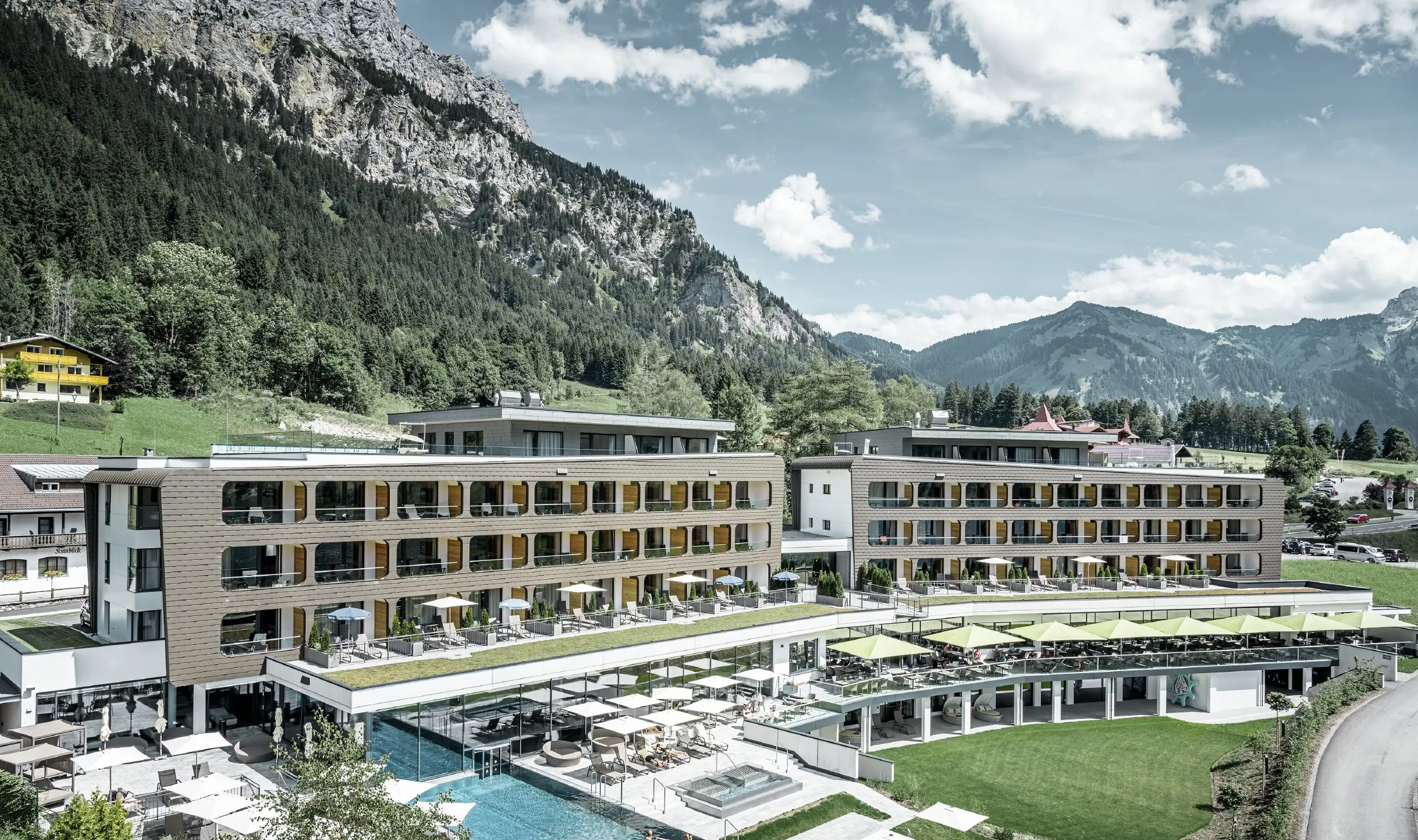 Die Innenanlage des Hotels am Haldensee ist mit Aluminium Verbundplatten, Wandschindeln, Prefalz und Siding.X verkleidet, das Bidl wurde bei Sonnenschein aufgenommen