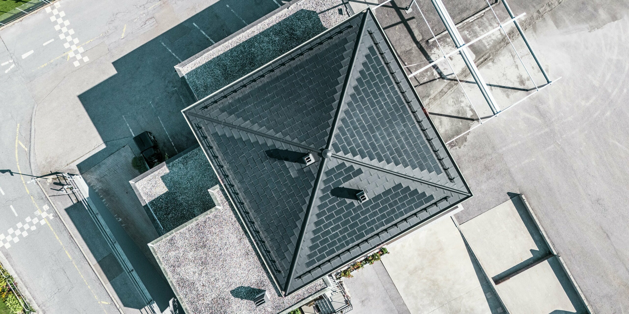 Draufsicht auf das Zeltdach der Weinkellerei Leukersonne in Susten. Das Aluminiumdach zeigt eine perfekte Kombination von Ästhetik und Funktionalität. PREFA Solardachplatten sorgen für nachhaltige Energiegewinnung bei maximaler Beständigkeit.