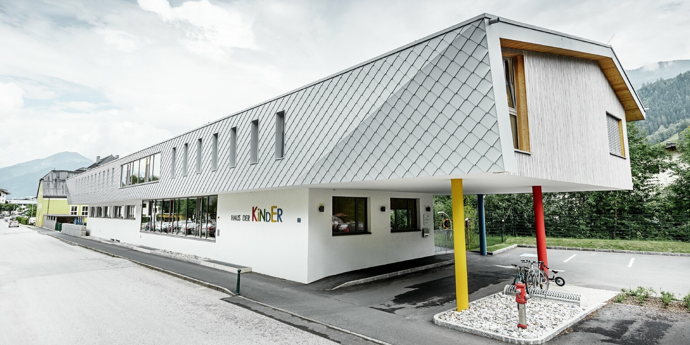 neu gebauter Kindergarten in Kaprun mit einer modernen Aluminium Fassade mit der PREFA Wandraute in prefaweiss