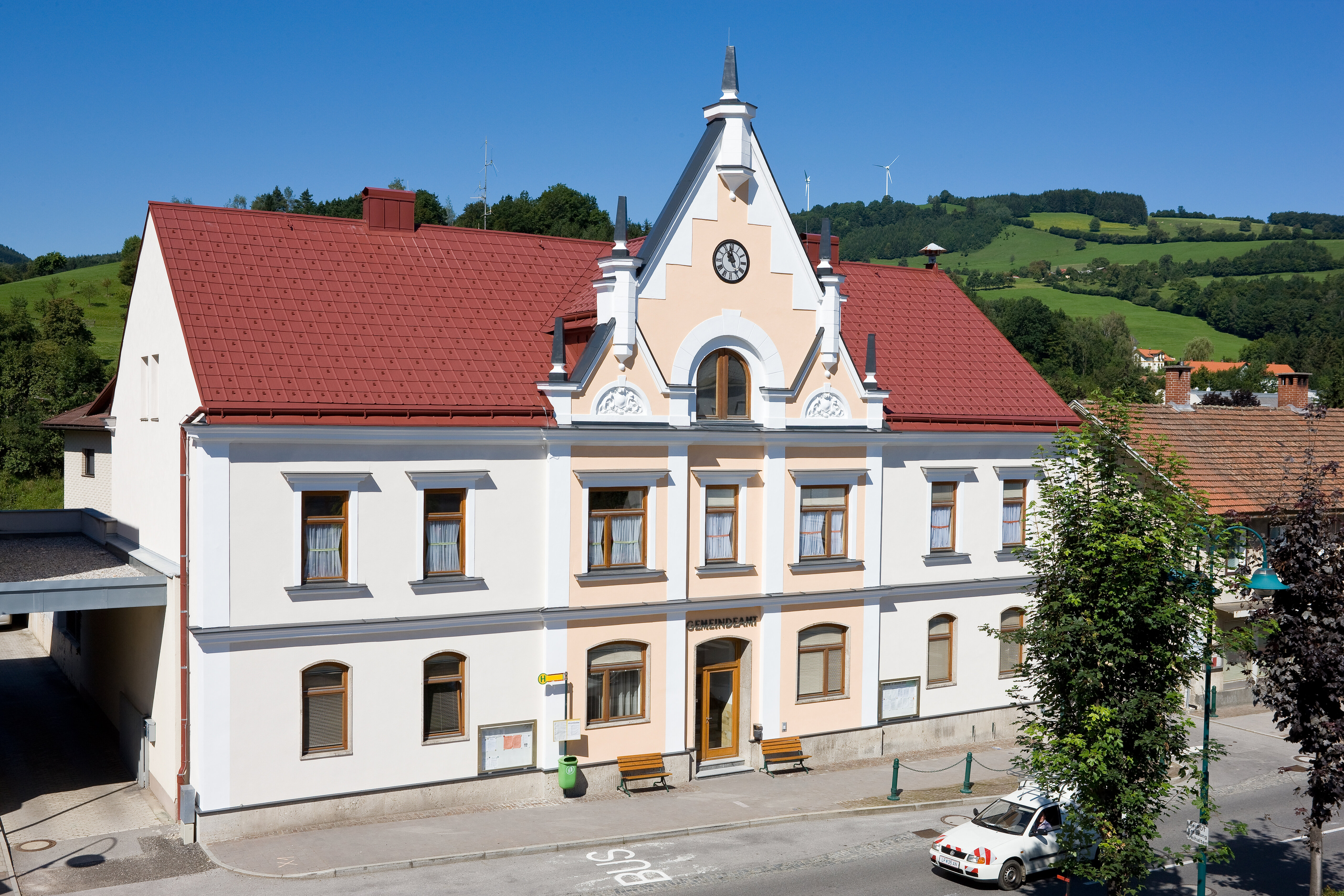 Gemeindeamt von Traisen eingedeckt mit der PREFA Dachplatte und der PREFA Saumrinne (Aufdachrinne)