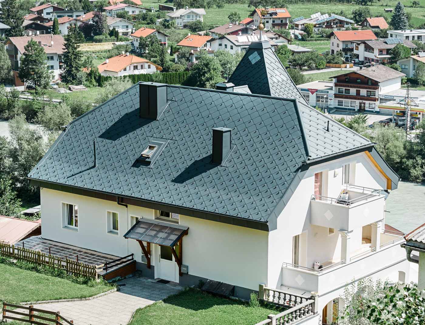 PREFA daklosange van 44 × 44 in antraciet referentie Schilddak met een toren, gedekt met de aluminium daklosange van 44 × 44 in antraciet.