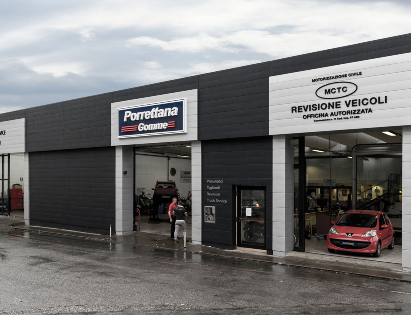 Autohändler mit einer Alu-Fassade mit PREFA Sidings in Schwarzgrau.