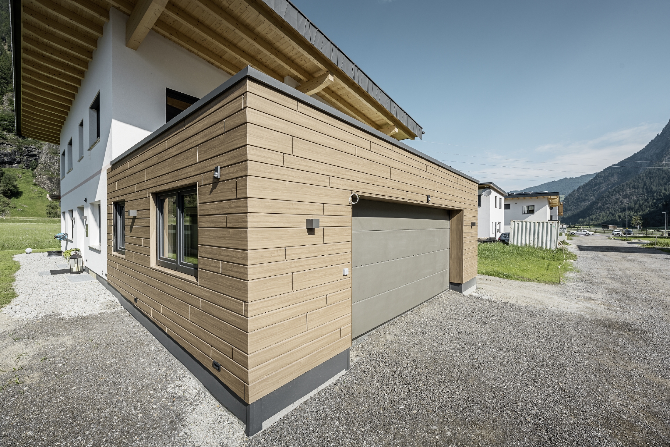 Referenzobjekte PREFA Fassadensysteme Siding 38 walnuss braun