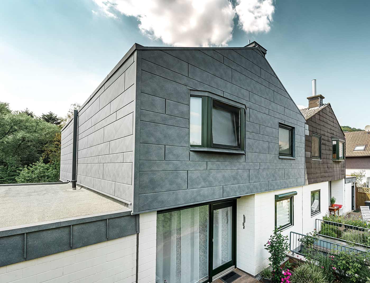 Fassadensanierung mit dem neuen PREFA Fassadenpaneel Siding.X in Steingrau.