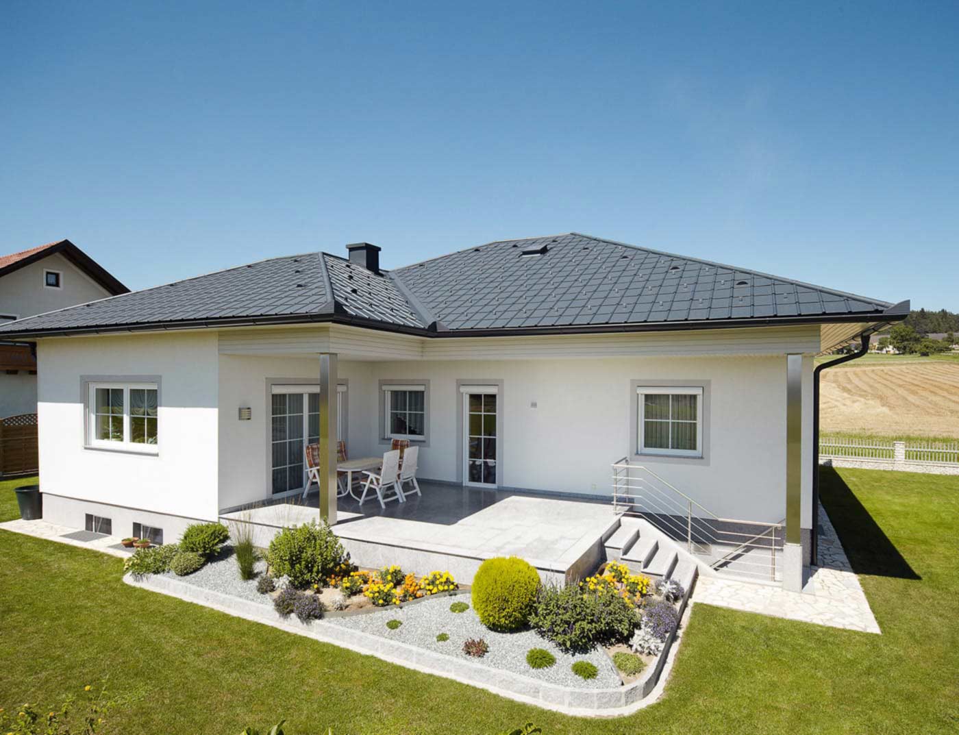 Hier sieht man eine PREFA Dachplatte in der Farbe anthrazit auf einem Einfamilienhaus