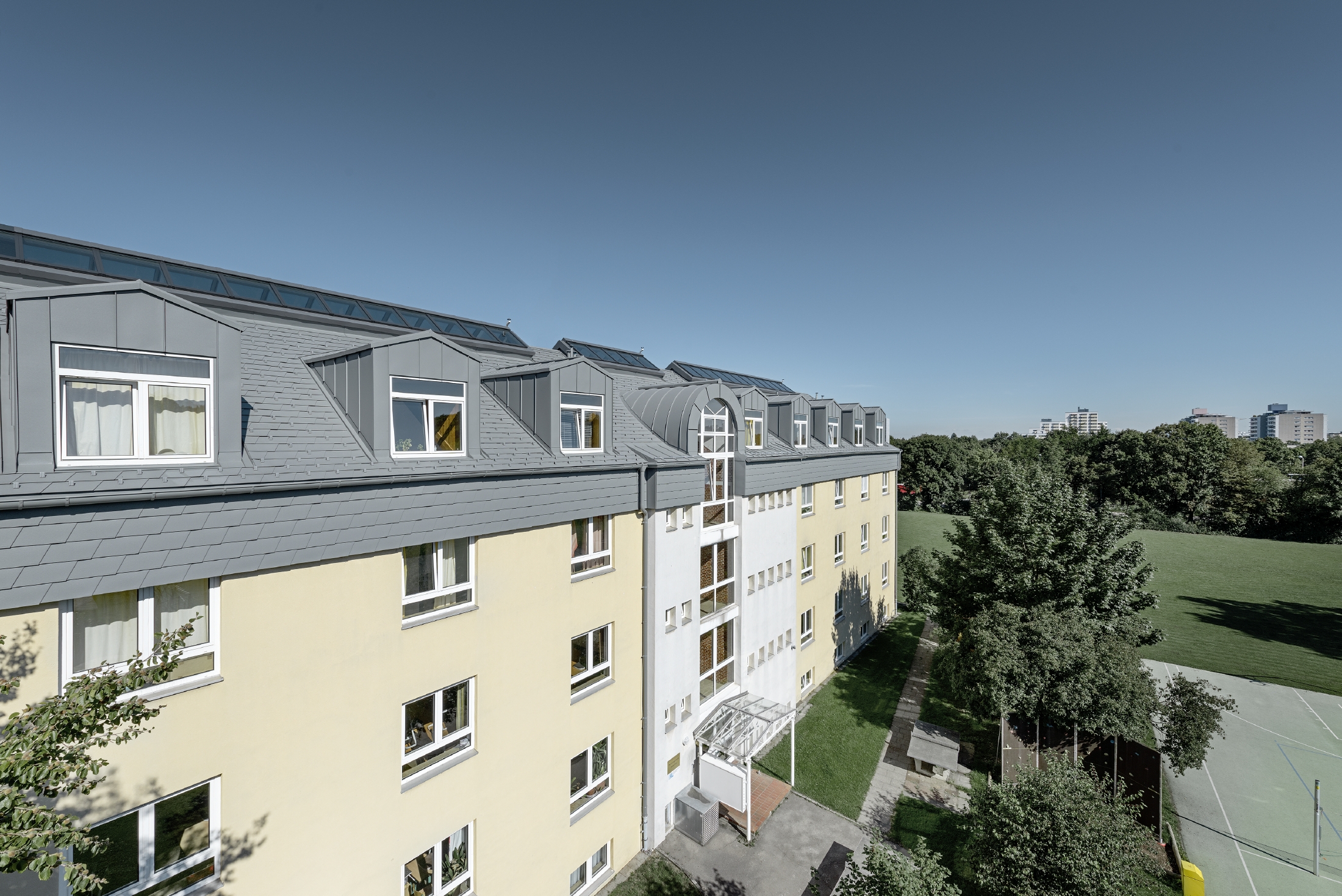 Bâtiments de référence PREFA Systèmes de toits Bardeau 07 P.10 gris souris