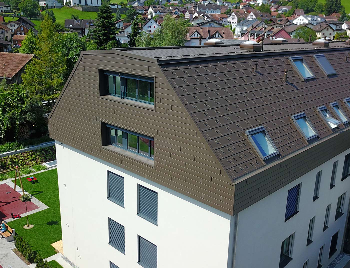 Immeuble recouvert de Siding brun
